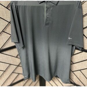 Walter Hagan like new men’s golf shirt of 100% cool polyester